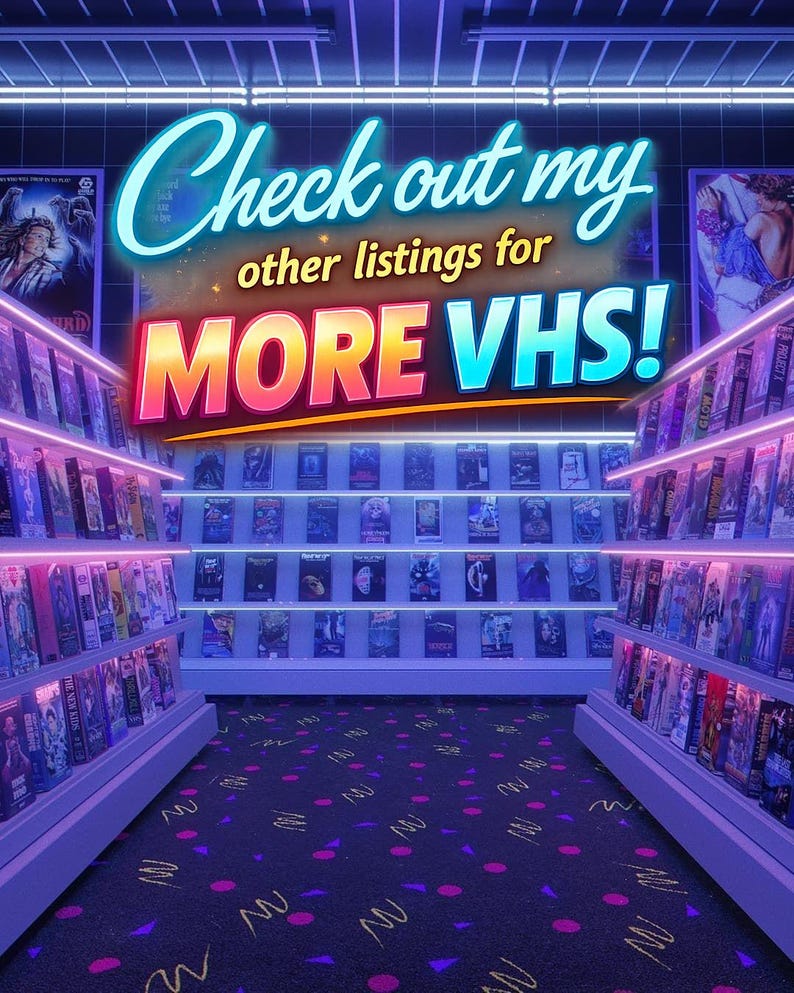 Może przedstawiać: Alejka sklepowa wypełniona rzędami kaset VHS na podświetlanych p&oacute;łkach. Tekst "Check out my other listings for MORE VHS!" jest wyświetlany dużymi, świecącymi literami w stylu neonowym nad p&oacute;łkami. Podłoga ma ciemny wz&oacute;r.