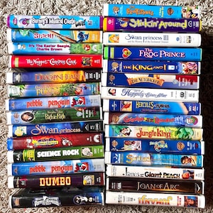 Lote de cintas VHS nostálgicas: películas familiares e infantiles: Stickin' Around, Muppets, Winnie the Pooh, Barney, La princesa cisne, Los Picapiedra