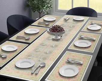Puede incluir: Una mesa de comedor con un camino de mesa estampado y manteles individuales a juego. Cada cubierto incluye un plato blanco y cubiertos. Un cuenco decorativo de fruta roja oscura se encuentra en el centro. La mesa está puesta para una comida.