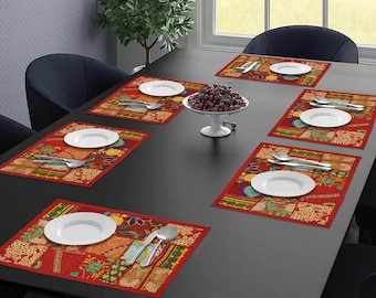 Puede incluir: Una mesa de comedor para seis con manteles individuales rojos con un diseño de patchwork. Cada lugar incluye un plato blanco y cubiertos. Un cuenco decorativo de fruta está en el centro.