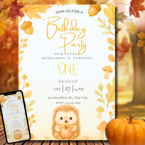 Könnte beinhalten: Eine Geburtstagseinladung mit einer Igel-Illustration. Die Einladung enthält Text in goldener Schrift, darunter "Birthday Party" und "Our Little Hedgehog is Turning One". Das Design umfasst Herbstblätter und einen Kürbis.