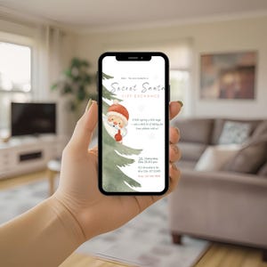 Pu&ograve; includere: Uno smartphone mostra un invito a tema festivo per uno scambio di regali di Secret Santa. L'invito presenta un'illustrazione di Babbo Natale, un albero di Natale e fiocchi di neve. Il testo include la data, l'ora e il luogo dell'evento.
