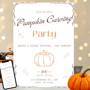 Könnte beinhalten: Eine weiße Einladung mit dem Text "Pumpkin Carving Party" in Braun und Orange. Die Einladung enthält eine Kürbisillustration, Datum, Uhrzeit und Adresse. Ein Smartphone zeigt die gleiche Einladung an. Ein oranger Kürbis ist im Vordergrund.
