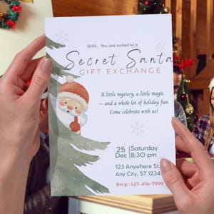 Pu&ograve; includere: Invito per uno scambio di regali di Secret Santa. L'invito presenta un'illustrazione ad acquerello di Babbo Natale che sbuca da dietro un albero di Natale. Il testo include la data, l'ora e le informazioni RSVP.