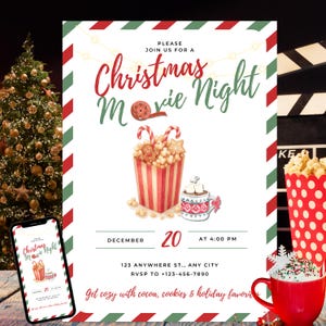 Può includere: Un invito per una serata cinematografica natalizia con elementi festivi. Il design presenta popcorn, bastoncini di zucchero e una tazza di cioccolata calda. Il testo dice "Christmas Movie Night" e include la data e l'ora.