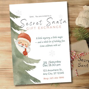 Pu&ograve; includere: Invito a un Secret Santa scambio di regali con un'illustrazione di Babbo Natale. L'invito include i dettagli dell'evento, la data, l'ora, il luogo e le informazioni RSVP.