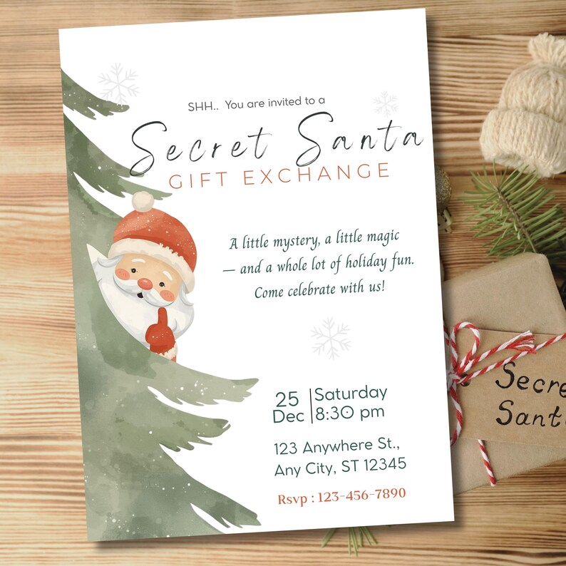 Pu&ograve; includere: Invito a un Secret Santa scambio di regali con un'illustrazione di Babbo Natale. L'invito include i dettagli dell'evento, la data, l'ora, il luogo e le informazioni RSVP.