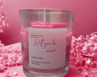 Świeca zapachowa z wosku sojowego Will You Be My Valentine o pojemności 10 uncji z woskowymi serduszkami i brokatowym wykończeniem – świeca walentynkowa