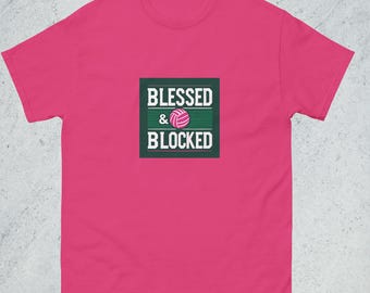 T-shirt classica unisex Blessed and Blocked Volleyball, 100% cotone, grigio sportivo, streetwear, t-shirt sportiva per giocatori di pallavolo