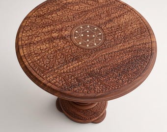 Handgesneden ronde bijzettafel van sheeshamhout met bloemenmotief, boho accentmeubel