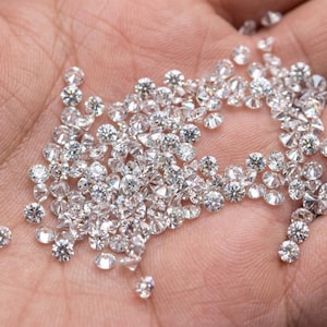 AAA+ 1,5 mm rund moissanit i lot - D-färg VVS1 lösa labogrodda diamanter för smyckestillverkning (65 stycken)