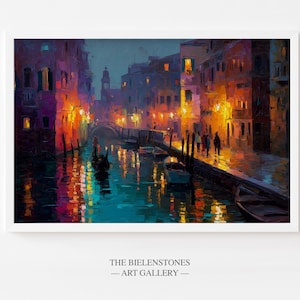 Peut inclure: Peinture impressionniste d'une scène de canal de nuit. Des bâtiments aux lumières chaudes et accueillantes bordent le cours d'eau, se reflétant dans l'eau. Une gondole et de petits bateaux sont visibles. L'œuvre est encadrée d'un bord blanc, avec le texte "THE BIELENSTONES - ART GALLERY" en bas.