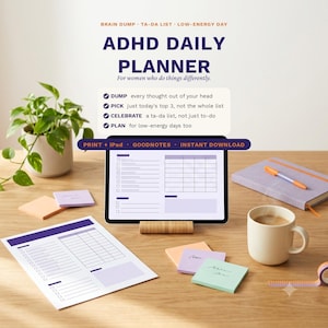 K&ouml;nnte beinhalten: Ein digitaler ADHS-Tagesplaner auf einem Tablet mit Holzst&auml;nder, erg&auml;nzt durch eine gedruckte Version, ein Notizbuch, eine Tasse und Haftnotizen. Der Text lautet ADHD DAILY PLANNER, Brain Dump, Ta-Da List, Low-Energy Day und Print + iPad.
