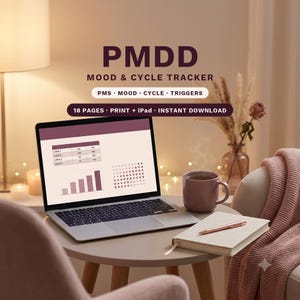 K&ouml;nnte beinhalten: Ein digitaler PMDD-Stimmungs- und Zyklus-Tracker auf einem Laptop-Bildschirm mit Diagrammen und Datentabellen. Der Text lautet PMDD MOOD & CYCLE TRACKER, PMS MOOD CYCLE TRIGGERS und 18 PAGES PRINT + IPAD INSTANT DOWNLOAD. Tasse und Notizbuch liegen daneben.