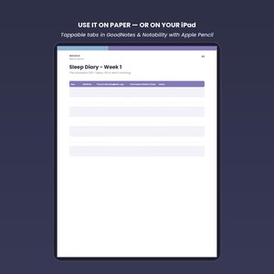 Op de afbeelding: Een digitaal slaapdagboek-sjabloon weergegeven op een tabletscherm. De koptekst luidt USE IT ON PAPER &mdash; OR ON YOUR IPAD en Tappable tabs in GoodNotes & Notability with Apple Pencil. De pagina bevat een tabel met de titel Sleep Diary - Week 1.