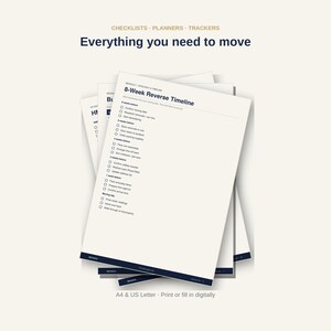 Pu&ograve; includere: Una pila di liste di controllo e pianificatori per traslochi su carta bianca con testo blu scuro. Il foglio superiore &egrave; intitolato 8-Week Reverse Timeline con caselle di controllo per le attivit&agrave;. Il testo Everything you need to move &egrave; in alto.