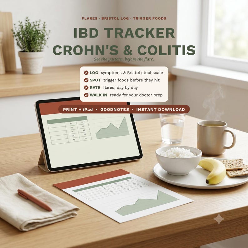 Pu&ograve; includere: Un tracker IBD per il morbo di Crohn e la colite visualizzato su un tablet e un foglio stampato. Il tracker include sezioni per sintomi, scala di Bristol, cibi scatenanti e valutazioni delle riacutizzazioni. Testo: IBD TRACKER.