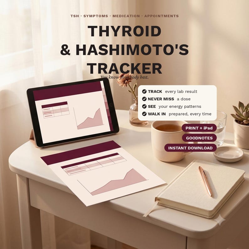K&ouml;nnte beinhalten: Ein digitaler Schilddr&uuml;sen- und Hashimoto-Tracker auf einem Tablet und ausgedrucktem Papier. Die Oberfl&auml;che zeigt Diagramme und Tabellen zur Erfassung von Laborwerten, Symptomen und Medikamenten. Text: 'TSH, SYMPTOMS, MEDICATION, APPOINTMENTS' sowie 'PRINT + iPad, GOODNOTES, INSTANT DOWNLOAD'.