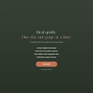 Op de afbeelding: Een donkergroene digitale afbeelding met de witte tekst: Heal gently. One day, one page at a time. A companion for your postpartum recovery journey. Instant digital download, Print A4 & US Letter at home, iPad edition with tappable tabs, Unlimited copies, forever. Een perzikkleurige knop bevat de tekst NEXUXCO, met daaronder de tekst Track what matters.