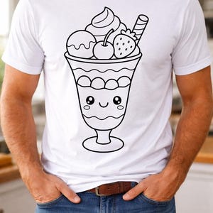 Puede incluir: Camiseta blanca con un dise&ntilde;o de helado de dibujos animados en blanco y negro. El helado incluye helado, crema batida, una cereza, una fresa y una barquilla. El helado tiene una cara sonriente. La camiseta la lleva una persona.