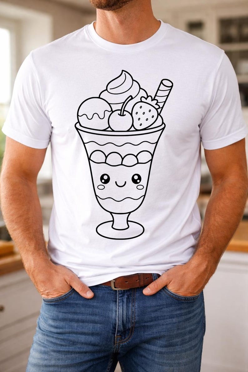 Puede incluir: Camiseta blanca con un dise&ntilde;o de helado de dibujos animados en blanco y negro. El helado incluye helado, crema batida, una cereza, una fresa y una barquilla. El helado tiene una cara sonriente. La camiseta la lleva una persona.