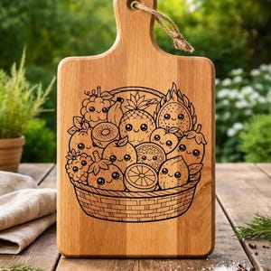 Puede incluir: Tabla de cortar de madera con asa y un dise&ntilde;o grabado de una cesta llena de frutas de dibujos animados sonrientes. Las frutas incluyen pi&ntilde;a, naranjas, fresas y m&aacute;s. La tabla es de madera clara.