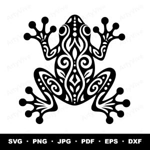 Puede incluir: Una ilustración gráfica en blanco y negro de una rana con intrincados patrones de remolinos y motivos de hojas en su cuerpo. El texto ArtyVive se repite en el fondo y el texto SVG PNG JPG PDF EPS DXF aparece en la parte inferior.