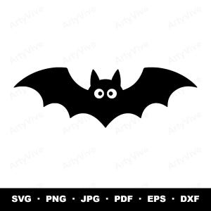 Puede incluir: Una silueta negra de un murciélago con dos ojos circulares blancos y orejas puntiagudas, con alas anchas extendidas y bordes festoneados. El texto ArtyVive se repite en el fondo y la barra inferior muestra SVG, PNG, JPG, PDF, EPS, DXF.