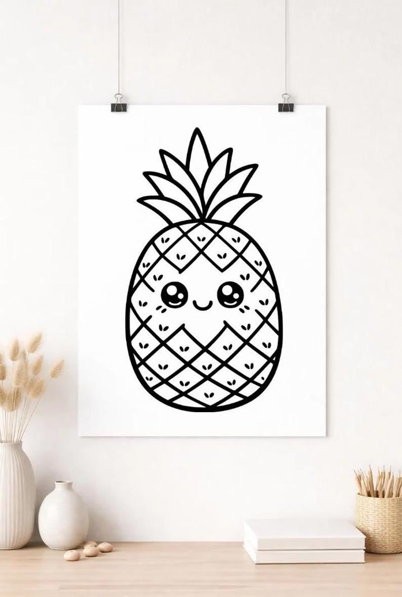Puede incluir: Ilustraci&oacute;n en blanco y negro de una pi&ntilde;a sonriente. La pi&ntilde;a tiene un patr&oacute;n de cuadr&iacute;cula en su cuerpo y una corona de hojas. La imagen es un dibujo sencillo, estilo caricatura, ideal para arte mural o impresiones.