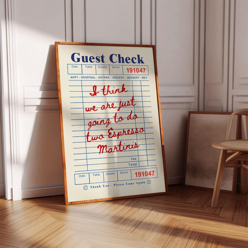 Pu&ograve; includere: Stampa incorniciata di un vecchio scontrino del ristorante. Lo scontrino mostra "Guest Check" e testo rosso scritto a mano: "I think we are just going to do two Espresso Martinis."