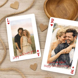 Puede incluir: Dos cartas de juego personalizadas con fotos. Una carta muestra una pareja con el texto "Lucky is to have you." La otra carta muestra una pareja con el texto "Happy 2nd Anniversary." Ambas cartas tienen corazones rojos y diamantes.