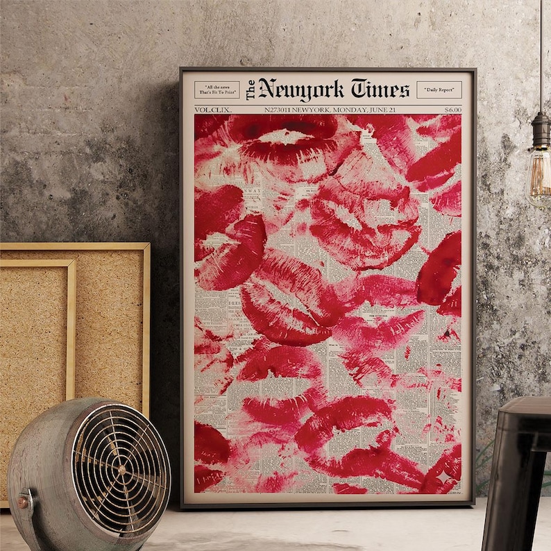 Pu&ograve; includere: Stampa incorniciata con un collage di segni di baci di rossetto rosso su uno sfondo di giornale vintage. La stampa &egrave; intitolata "The Newyork Times" con la data "Luned&igrave; 21 giugno". L'opera &egrave; in una cornice nera.