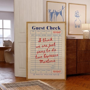 Pu&ograve; includere: Una stampa incorniciata di una ricevuta del ristorante con linee a griglia blu e testo. Il testo recita "Guest Check" in alto, seguito da testo rosso scritto a mano: "I think we are just going to do two Espresso Martinis."