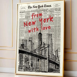 K&ouml;nnte beinhalten: Ein gerahmter Druck mit einer Schwarz-Wei&szlig;-Illustration der Skyline von New York City, einschlie&szlig;lich der Brooklyn Bridge. Der Druck ist vor einem Vintage-Zeitungs-Hintergrund mit den Worten "From New York with love" in Rot.