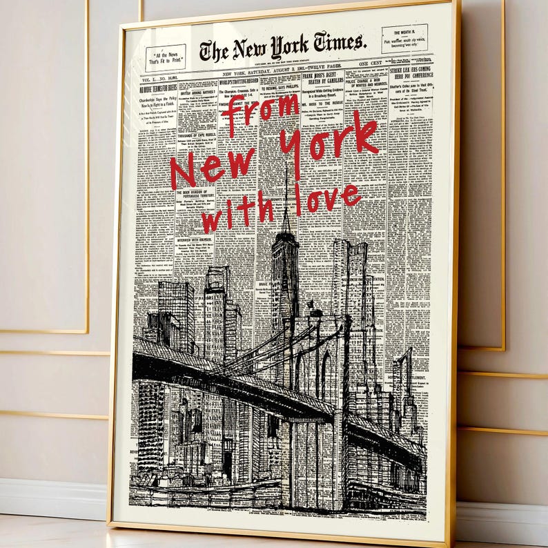 K&ouml;nnte beinhalten: Ein gerahmter Druck mit einer Schwarz-Wei&szlig;-Illustration der Skyline von New York City, einschlie&szlig;lich der Brooklyn Bridge. Der Druck ist vor einem Vintage-Zeitungs-Hintergrund mit den Worten "From New York with love" in Rot.