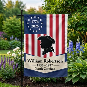 Peut inclure: Un drapeau de jardin avec un motif représentant le drapeau américain, une silhouette et le texte "William Robertson 1756-1837 North Carolina". Le haut du drapeau est bleu avec des étoiles et les années 1776 et 2026.