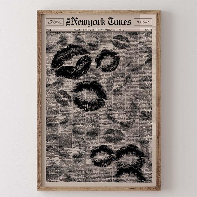 Puede incluir: Impresi&oacute;n enmarcada con un collage de marcas de besos de l&aacute;piz labial negro sobre un fondo de peri&oacute;dico vintage. El peri&oacute;dico est&aacute; fechado el 21 de junio, con el titular "The Newyork Times". La impresi&oacute;n est&aacute; en un marco de madera.