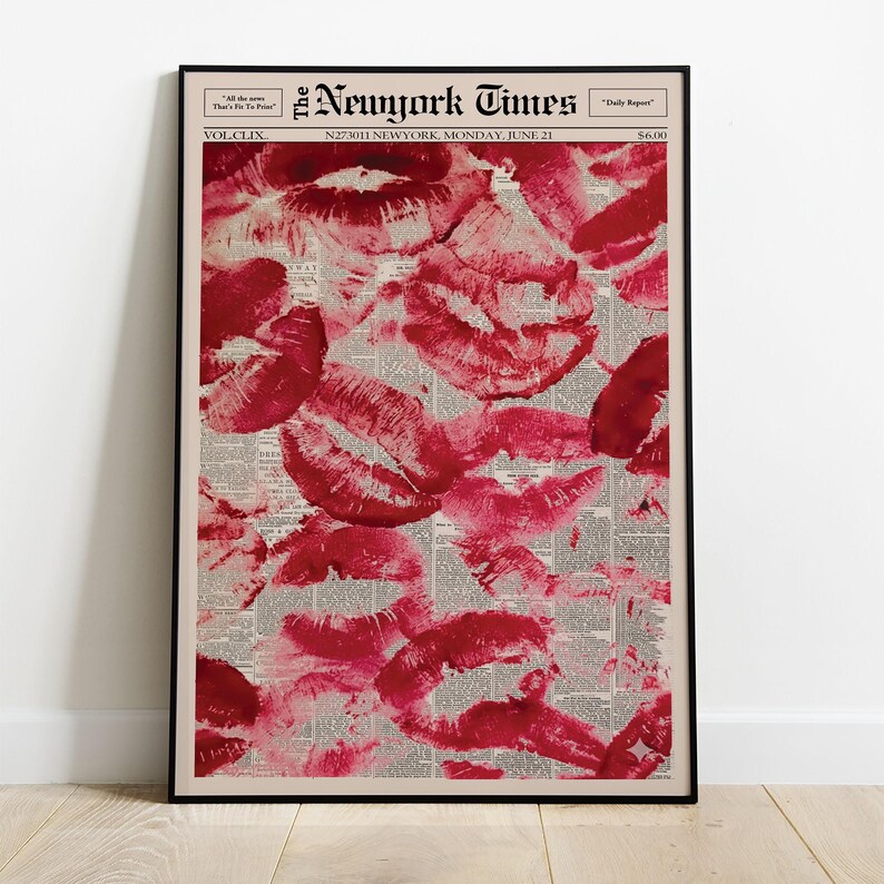 Pu&ograve; includere: Stampa incorniciata con un collage di impronte di baci di rossetto rosso su uno sfondo di giornale. Il giornale &egrave; datato 21 giugno, con il titolo "The Newyork Times" in alto. La stampa &egrave; in una cornice nera.