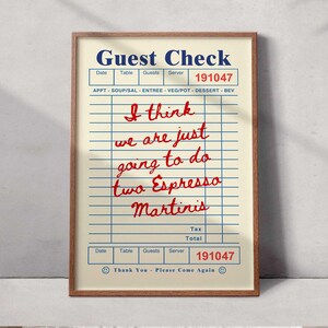 Pu&ograve; includere: Stampa incorniciata di un conto del ristorante in stile vintage. La parte superiore recita "Guest Check" in blu, con testo scritto a mano in rosso che dice "I think we are just going to do two Espresso Martinis."