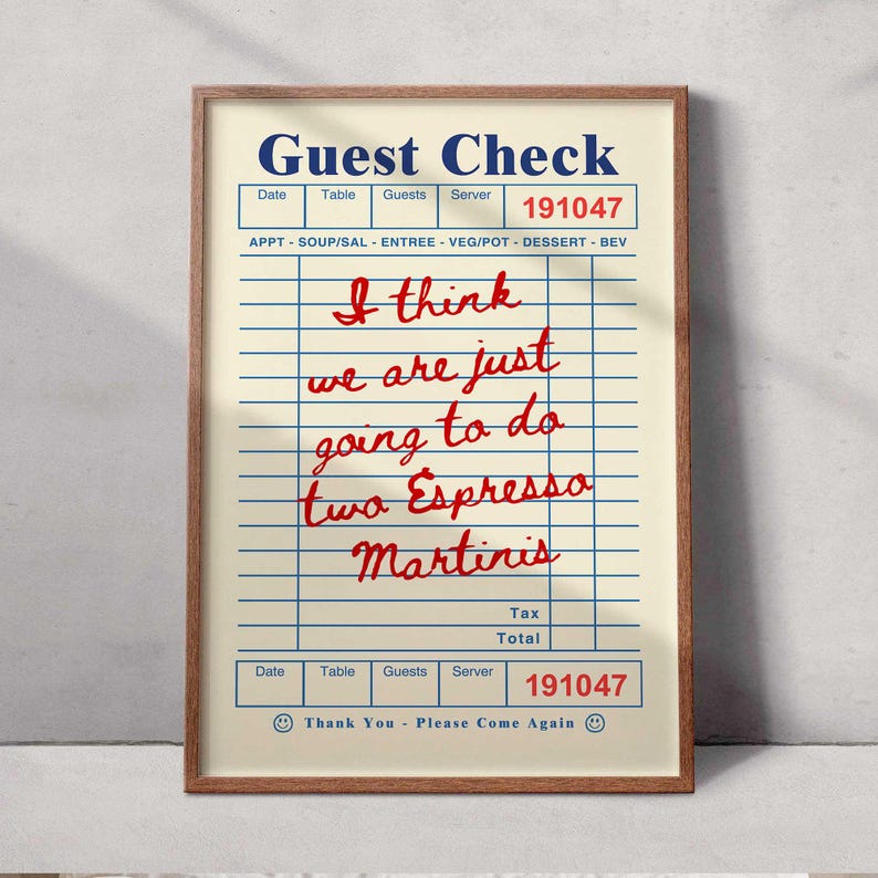 Pu&ograve; includere: Stampa incorniciata di un conto del ristorante in stile vintage. La parte superiore recita "Guest Check" in blu, con testo scritto a mano in rosso che dice "I think we are just going to do two Espresso Martinis."