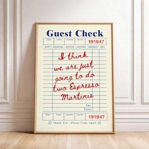 Pu&ograve; includere: Stampa incorniciata che ricorda una ricevuta vintage. La parte superiore presenta "Guest Check" in blu, con campi per data, tavolo e cameriere. Il testo rosso dice "I think we are just going to do two Espresso Martinis."