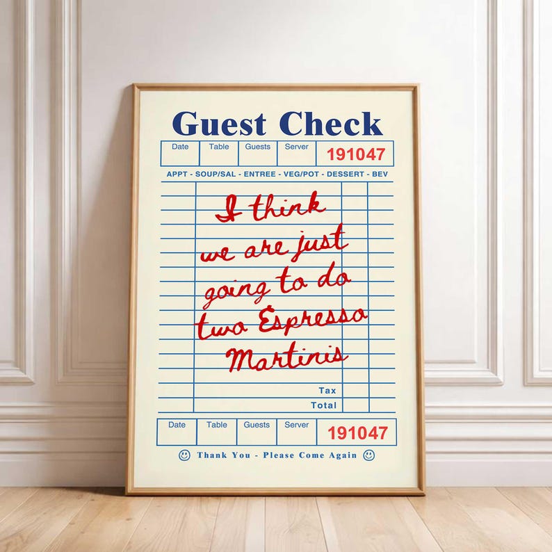 Pu&ograve; includere: Stampa incorniciata che ricorda una ricevuta vintage. La parte superiore presenta "Guest Check" in blu, con campi per data, tavolo e cameriere. Il testo rosso dice "I think we are just going to do two Espresso Martinis."