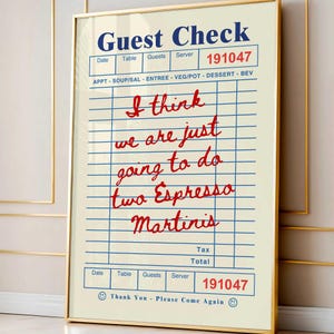 Pu&ograve; includere: Una stampa incorniciata con un design "Guest Check" vintage. La parte superiore recita "Guest Check" in blu, con campi per data, tavolo, ospiti e cameriere. Scritto a mano con inchiostro rosso: "I think we are just going to do two Espresso Martinis."