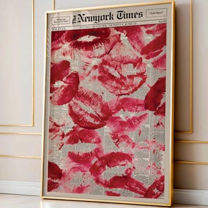 Pu&ograve; includere: Stampa incorniciata con cornice dorata, raffigurante un collage di impronte di baci di rossetto rosso su uno sfondo di giornale vintage. Il giornale &egrave; il New York Times, datato luned&igrave; 21 giugno.