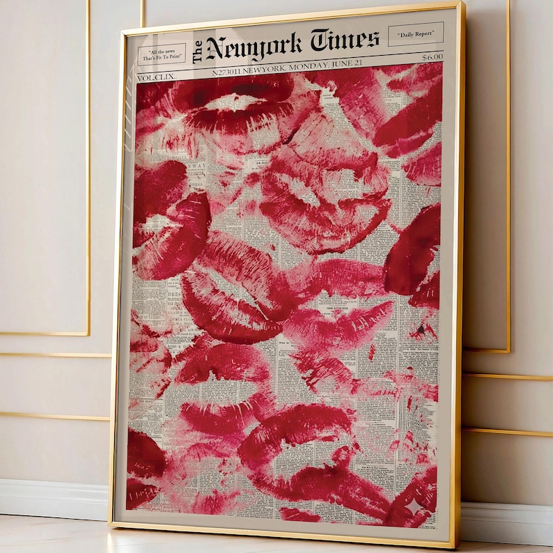 Pu&ograve; includere: Stampa incorniciata con cornice dorata, raffigurante un collage di impronte di baci di rossetto rosso su uno sfondo di giornale vintage. Il giornale &egrave; il New York Times, datato luned&igrave; 21 giugno.