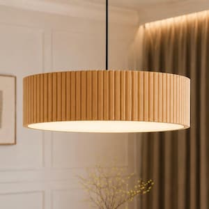 Może przedstawiać: Cylindryczna lampa wisząca z jasnym drewnianym wykończeniem o pionowej, żebrowanej fakturze. Klosz w kształcie bębna zawieszony jest na cienkim czarnym przewodzie i posiada płaski, okrągły biały panel dyfuzyjny na dolnej powierzchni.