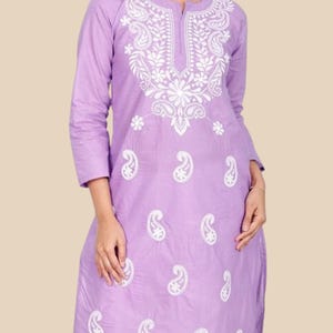 Lucknowi Chikankari Kurti: mezcla de algodón bordada a mano, morado
