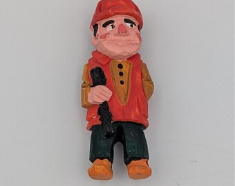 Aimant de figurine de chasseur de style vintage, gilet de chasse orange, fusil, art populaire 1,75 po.