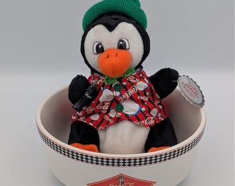 Coca-Cola pinguïn zitzak pluche 1999 en Gibson keramische kom 2003 set