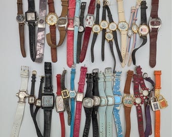 Lote de 35 relojes de moda variados con correa de cuero, caucho y metal para reparación de piezas y manualidades.